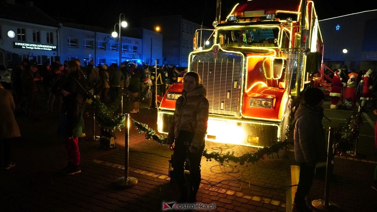 Ciężarówka Coca-Coli w Ostrołęce [20.12.2024] - zdjęcie #13 - eOstroleka.pl
