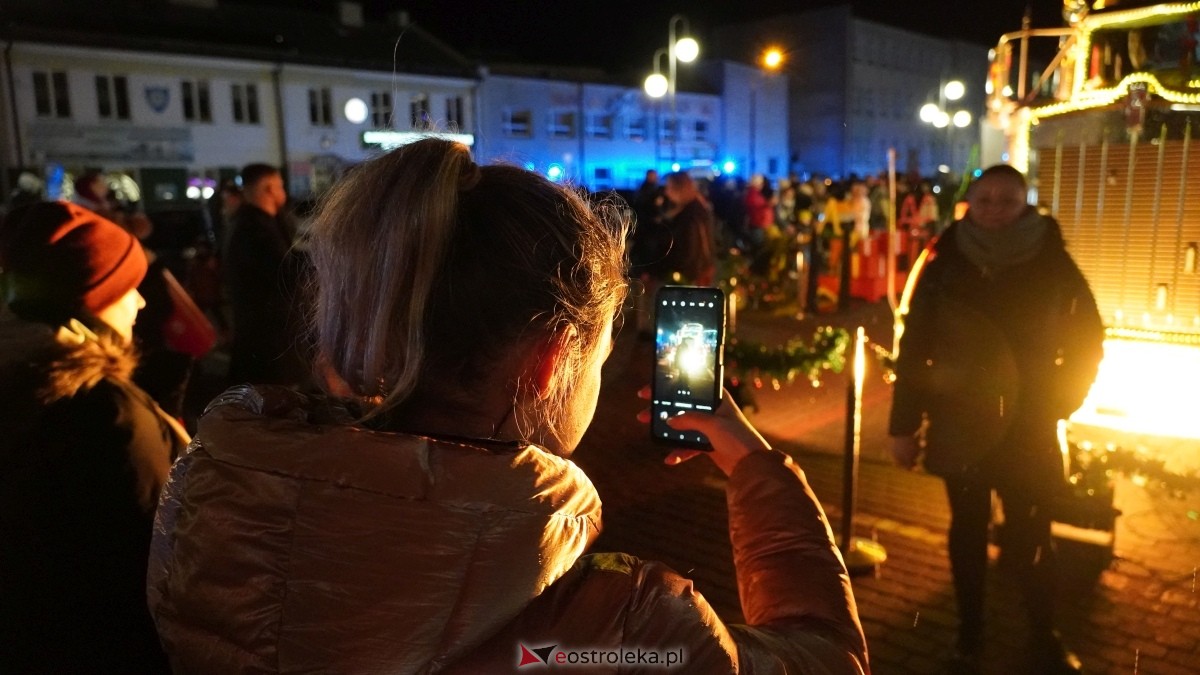 Ciężarówka Coca-Coli w Ostrołęce [20.12.2024] - zdjęcie #11 - eOstroleka.pl