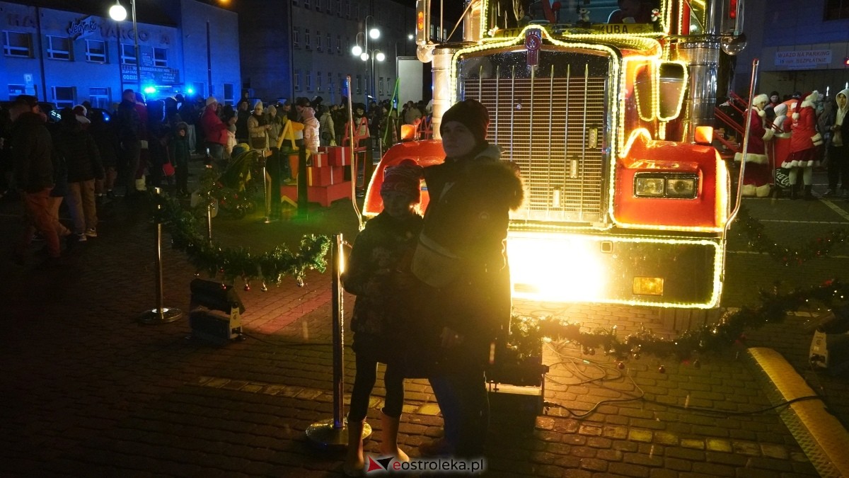 Ciężarówka Coca-Coli w Ostrołęce [20.12.2024] - zdjęcie #10 - eOstroleka.pl