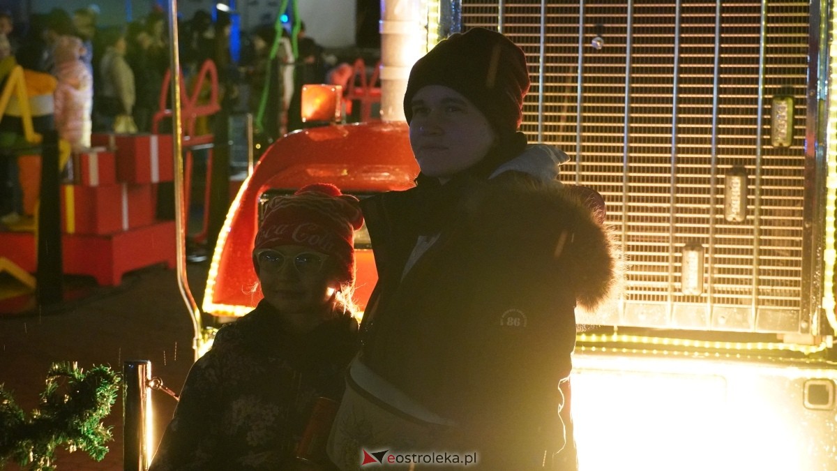 Ciężarówka Coca-Coli w Ostrołęce [20.12.2024] - zdjęcie #9 - eOstroleka.pl