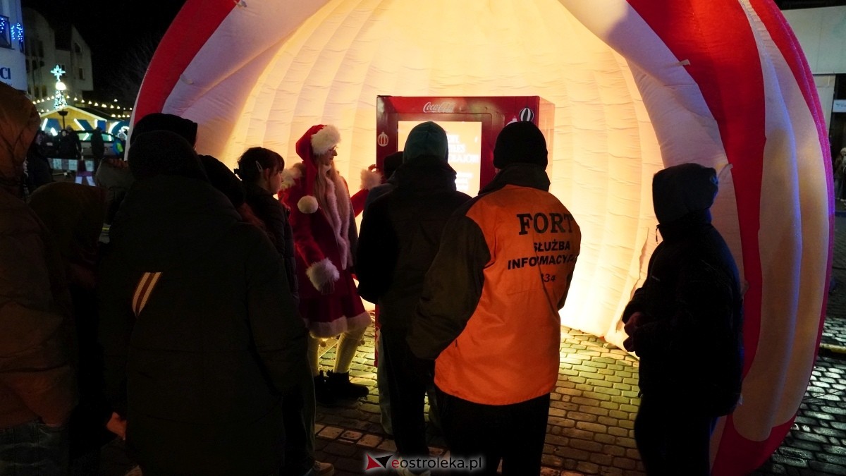 Ciężarówka Coca-Coli w Ostrołęce [20.12.2024] - zdjęcie #8 - eOstroleka.pl