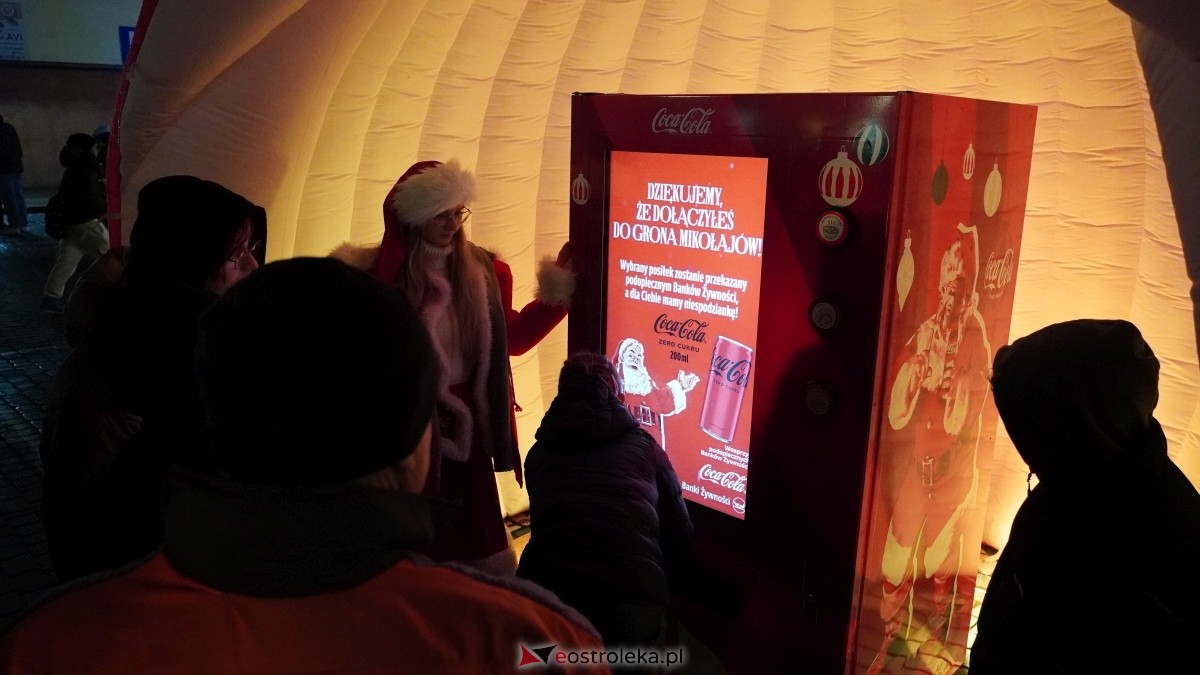 Ciężarówka Coca-Coli w Ostrołęce [20.12.2024] - zdjęcie #5 - eOstroleka.pl