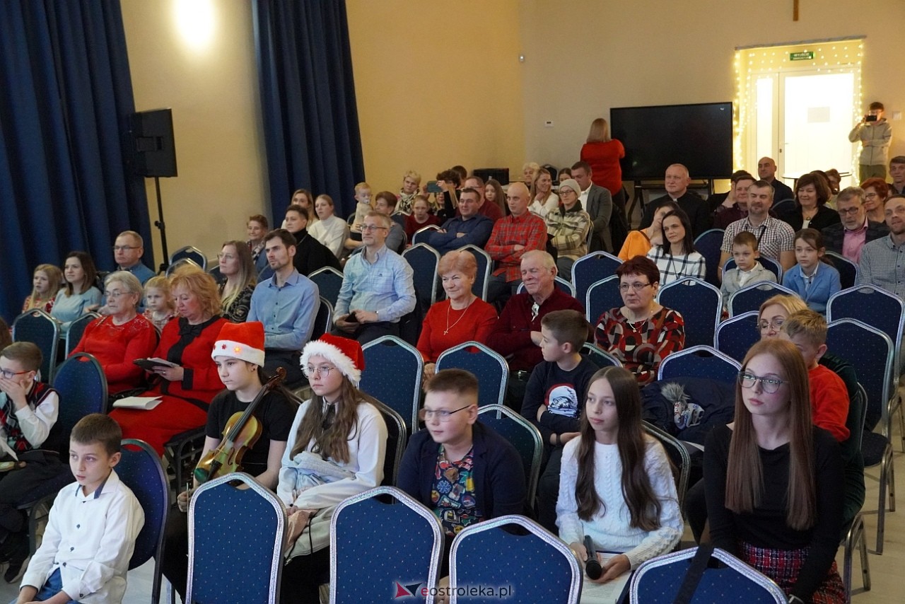 Rodzinne kolędowanie w Goworowie [20.12.2024] - zdjęcie #41 - eOstroleka.pl