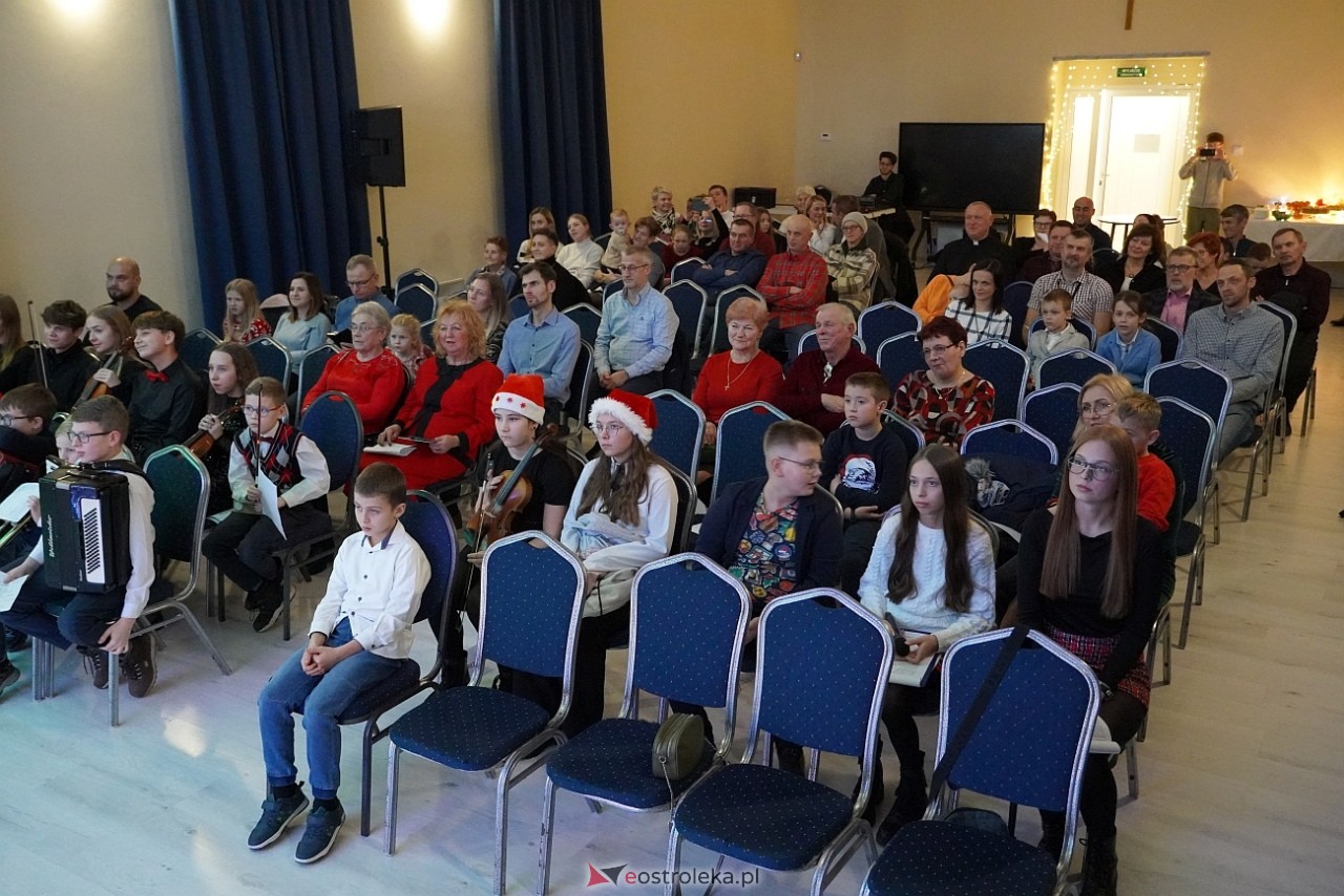 Rodzinne kolędowanie w Goworowie [20.12.2024] - zdjęcie #36 - eOstroleka.pl