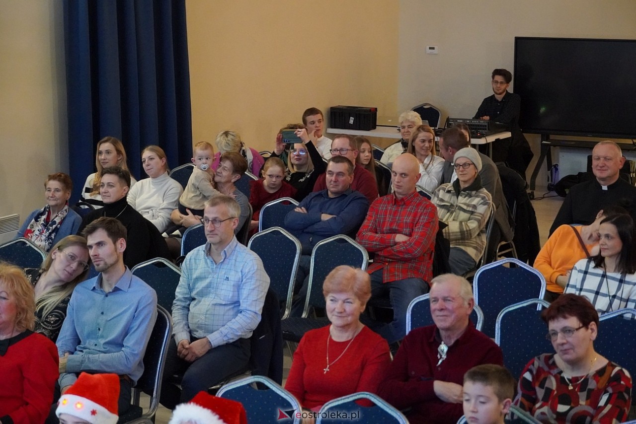 Rodzinne kolędowanie w Goworowie [20.12.2024] - zdjęcie #35 - eOstroleka.pl