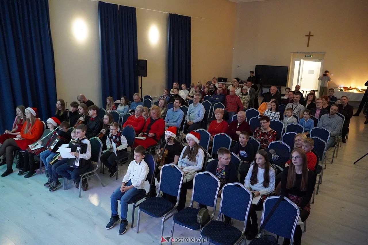 Rodzinne kolędowanie w Goworowie [20.12.2024] - zdjęcie #33 - eOstroleka.pl