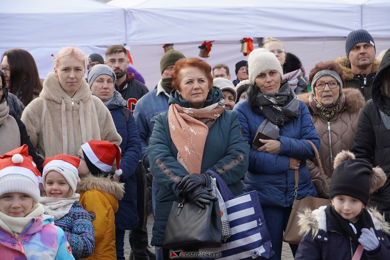 Miejska Wigilia na Placu Wolności w Ostrołęce [2112.2024] - zdjęcie #70 - eOstroleka.pl
