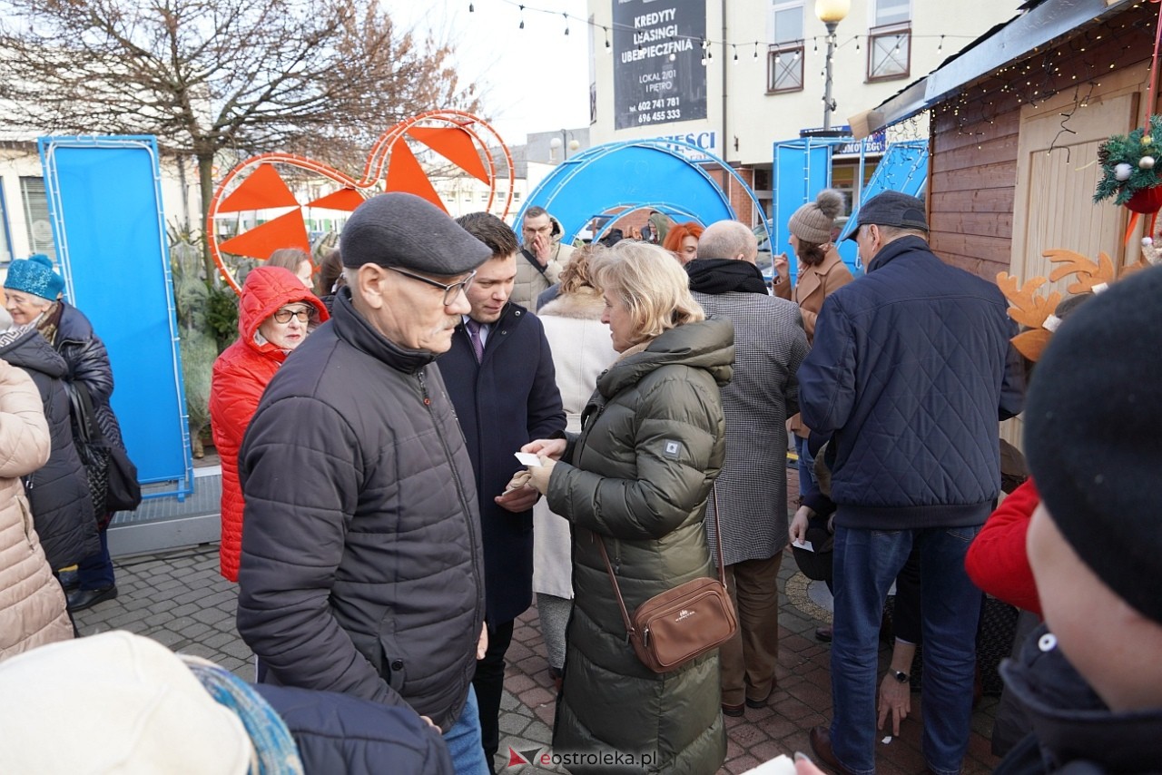 Miejska Wigilia na Placu Wolności w Ostrołęce [2112.2024] - zdjęcie #45 - eOstroleka.pl