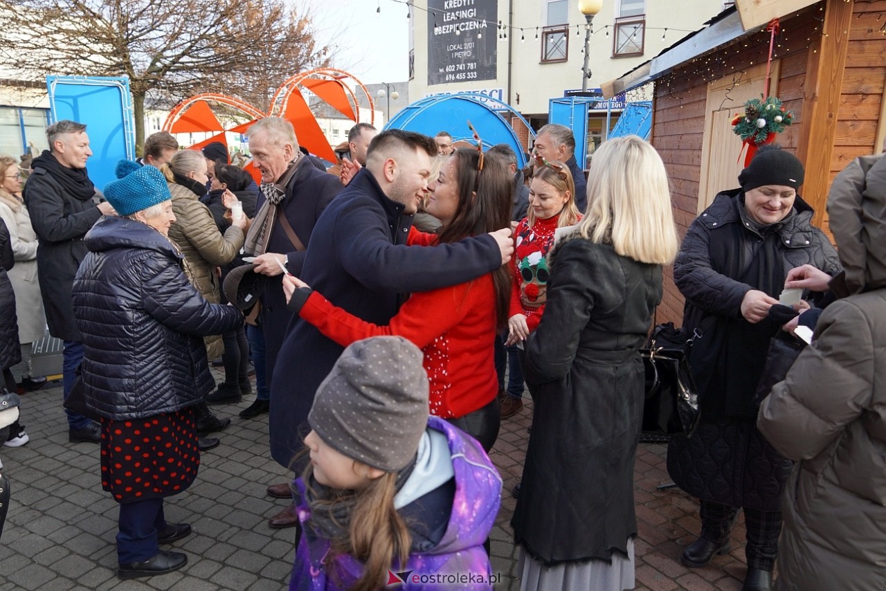 Miejska Wigilia na Placu Wolności w Ostrołęce [2112.2024] - zdjęcie #42 - eOstroleka.pl