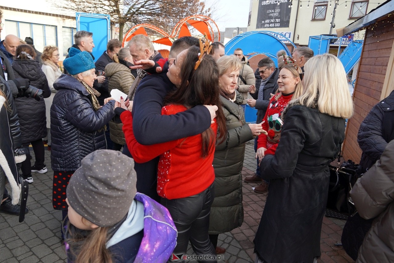 Miejska Wigilia na Placu Wolności w Ostrołęce [2112.2024] - zdjęcie #41 - eOstroleka.pl