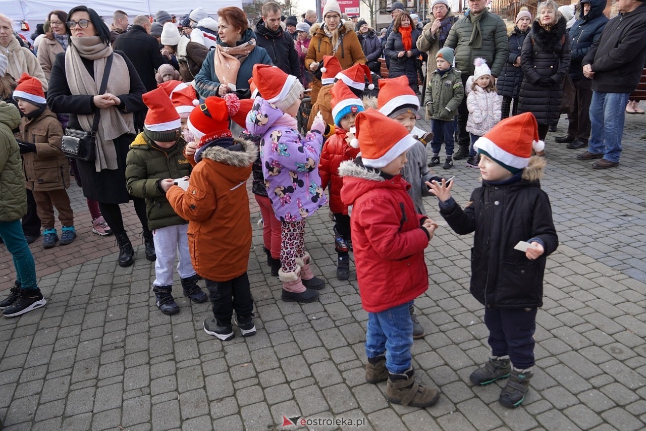 Miejska Wigilia na Placu Wolności w Ostrołęce [2112.2024] - zdjęcie #38 - eOstroleka.pl