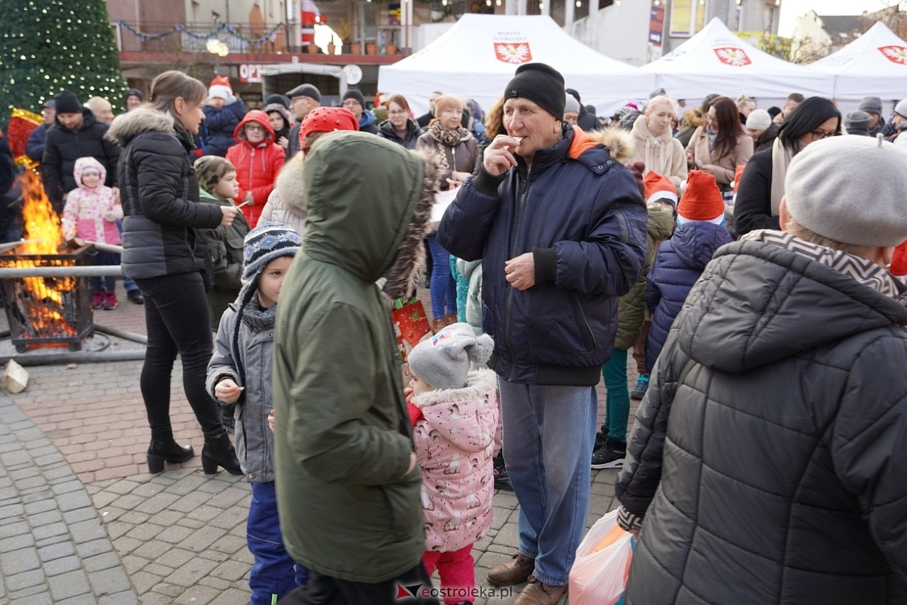 Miejska Wigilia na Placu Wolności w Ostrołęce [2112.2024] - zdjęcie #37 - eOstroleka.pl