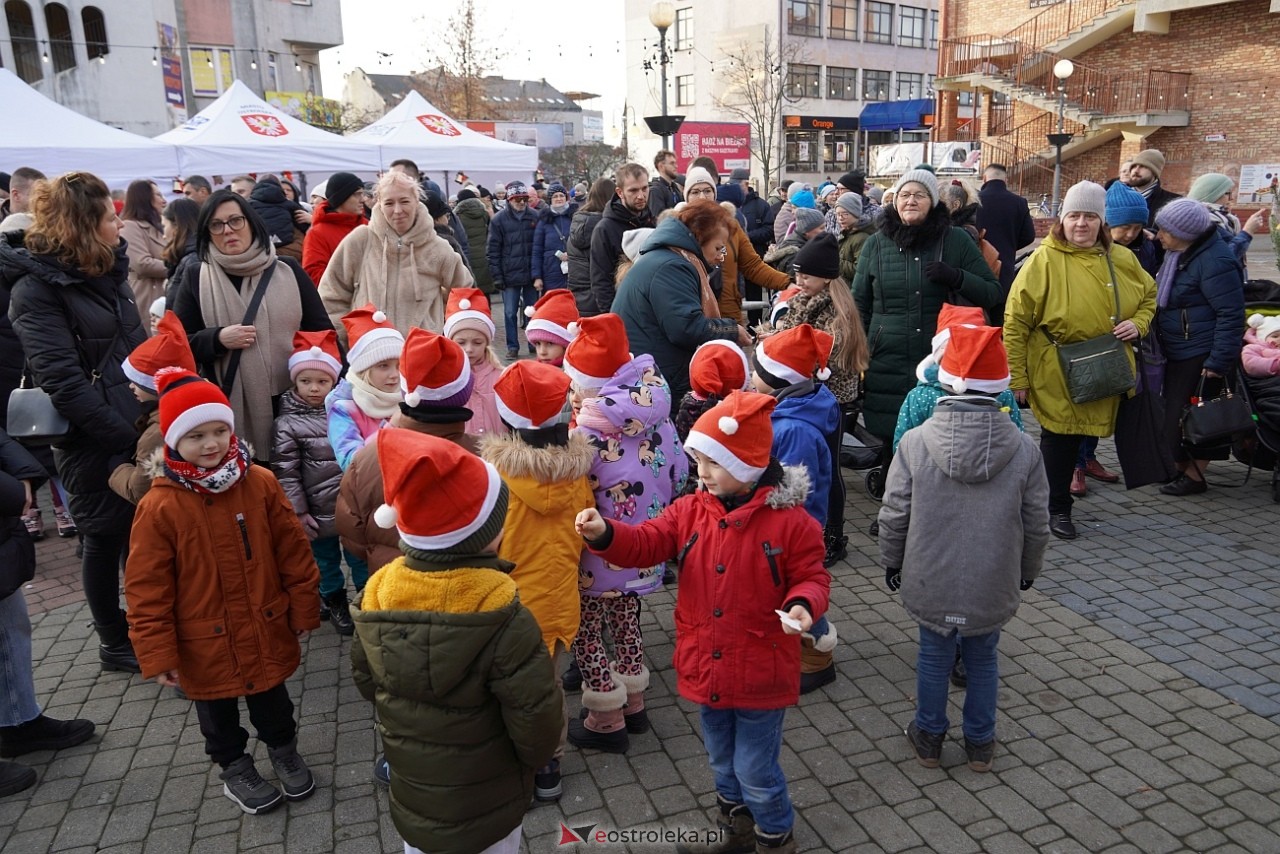 Miejska Wigilia na Placu Wolności w Ostrołęce [2112.2024] - zdjęcie #25 - eOstroleka.pl