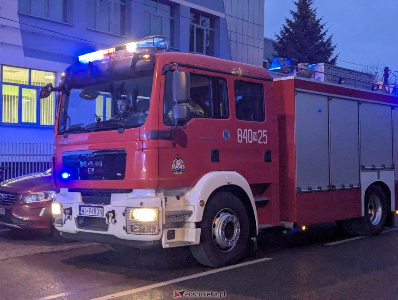 Jednostki gaśnicze w akcji na Poznańskiej [23.12.2024] - zdjęcie #8 - eOstroleka.pl