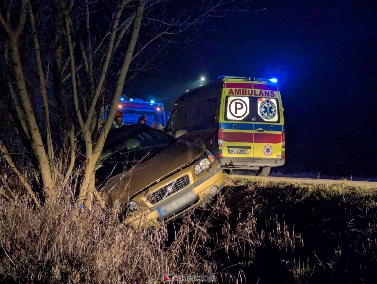 Wypadek w Czarnotrzewiu [23.12.2024] - zdjęcie #1 - eOstroleka.pl
