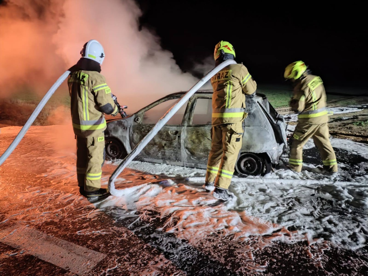 Pożar samochodu w Piaseczni [25.12.2024] - zdjęcie #5 - eOstroleka.pl