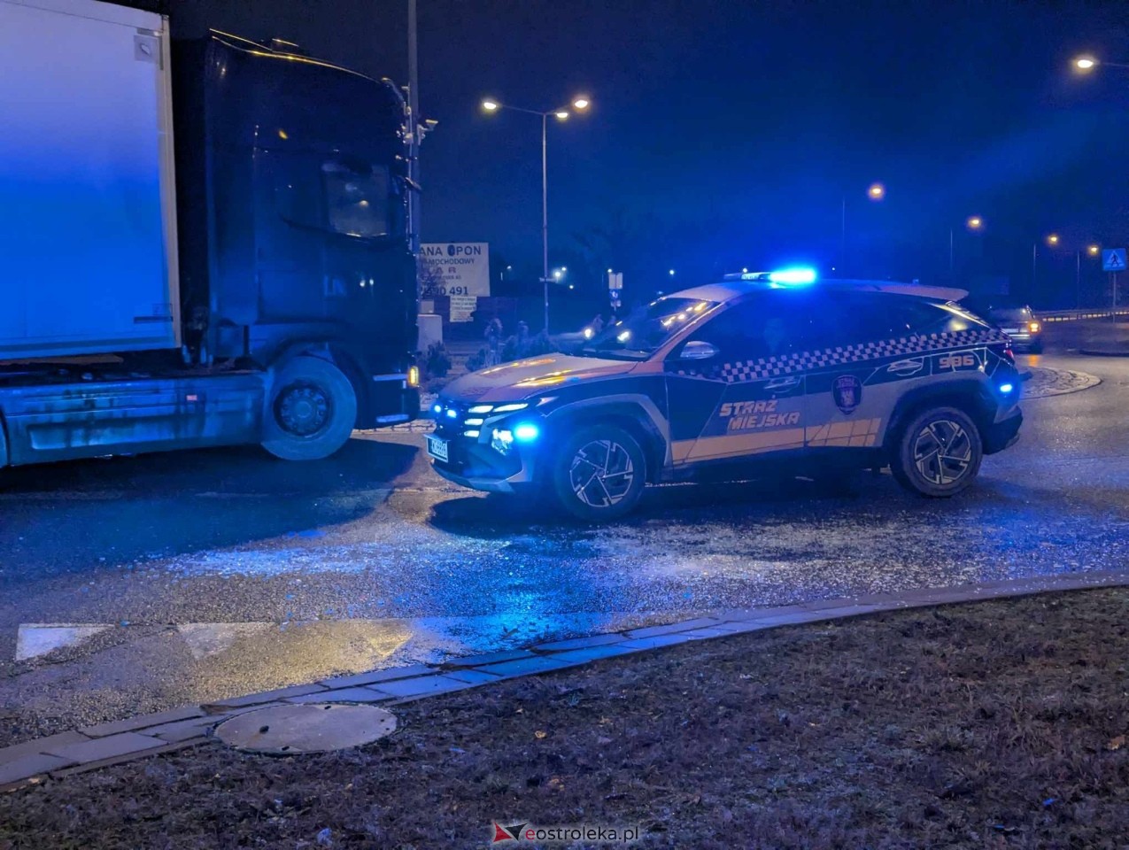 Szkło na rondzie w Ostrołęce [27.12.2024] - zdjęcie #11 - eOstroleka.pl