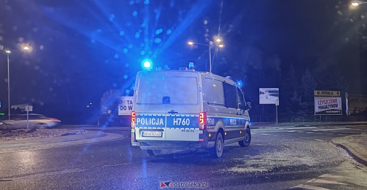 Szkło na rondzie w Ostrołęce [27.12.2024] - zdjęcie #1 - eOstroleka.pl