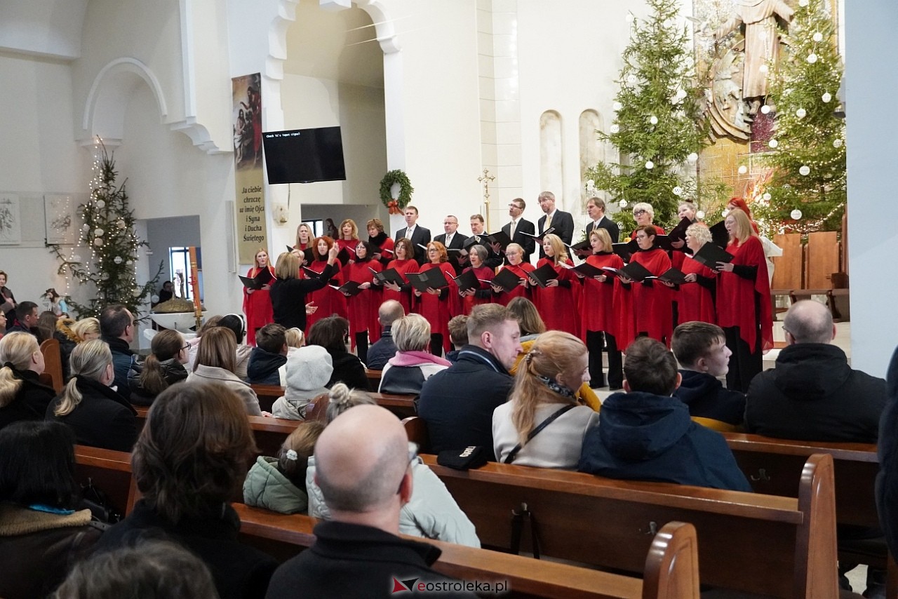 Koncert Ostrołęckiego Chóru Kameralnego W ubogiej stajence w kościele św. Franciszka z Asyżu [29.12.2024] - zdjęcie #27 - eOstroleka.pl