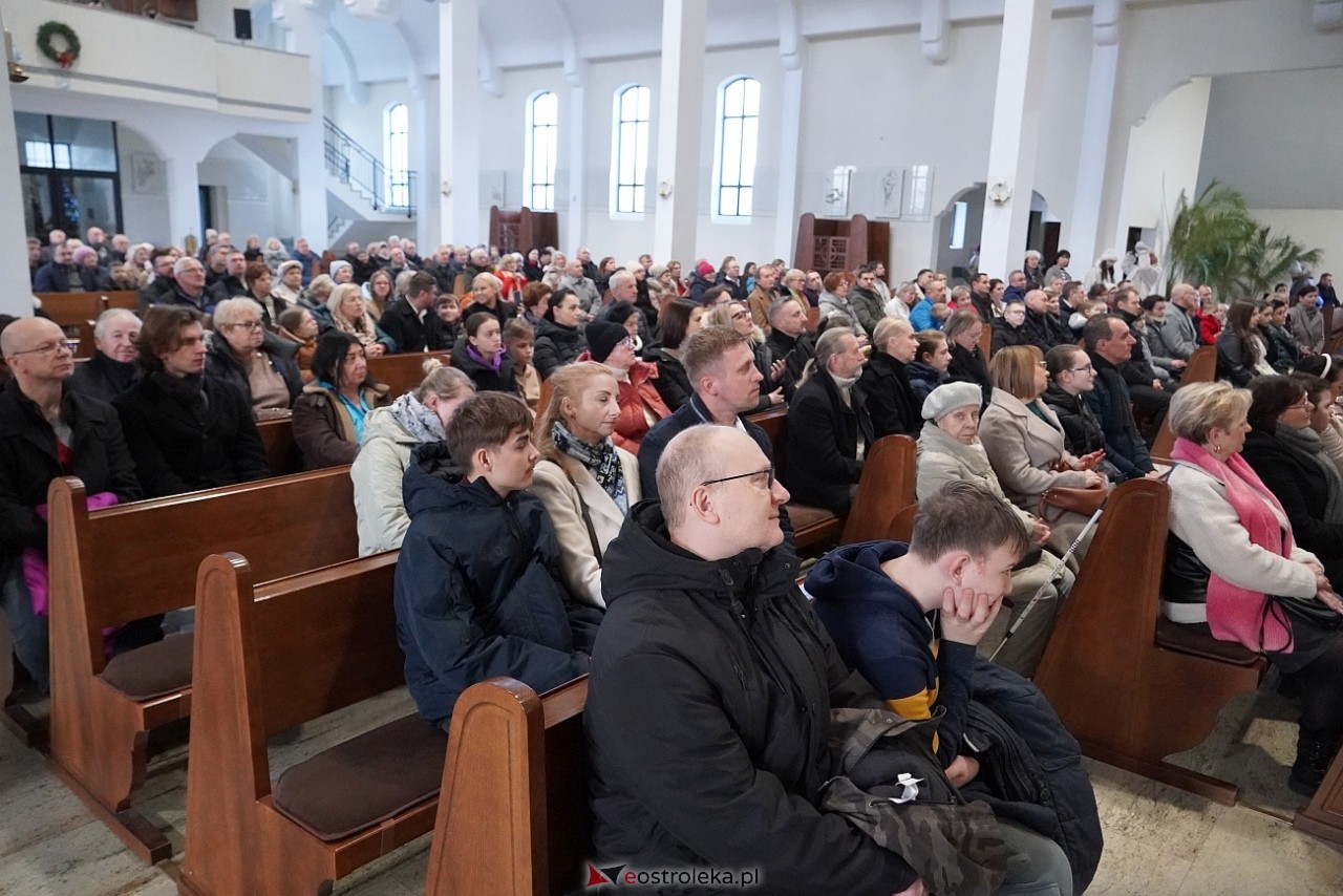 Koncert Ostrołęckiego Chóru Kameralnego W ubogiej stajence w kościele św. Franciszka z Asyżu [29.12.2024] - zdjęcie #26 - eOstroleka.pl