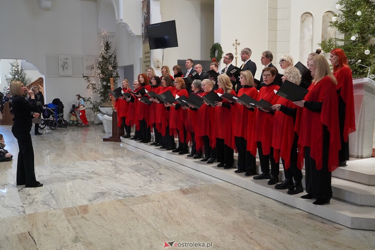 Koncert Ostrołęckiego Chóru Kameralnego W ubogiej stajence w kościele św. Franciszka z Asyżu [29.12.2024] - zdjęcie #25 - eOstroleka.pl