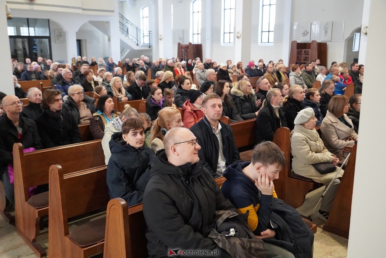 Koncert Ostrołęckiego Chóru Kameralnego W ubogiej stajence w kościele św. Franciszka z Asyżu [29.12.2024] - zdjęcie #21 - eOstroleka.pl