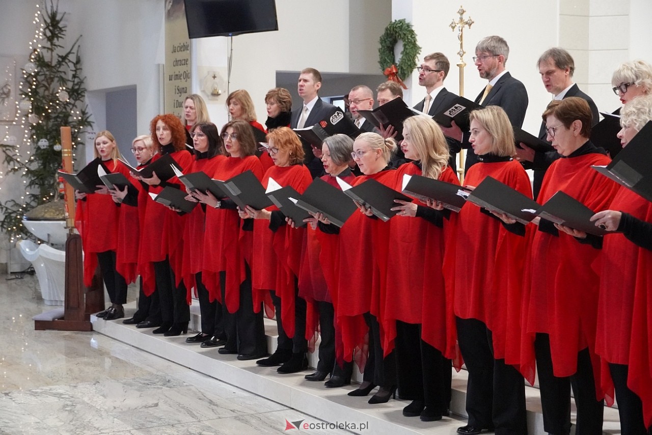 Koncert Ostrołęckiego Chóru Kameralnego W ubogiej stajence w kościele św. Franciszka z Asyżu [29.12.2024] - zdjęcie #19 - eOstroleka.pl