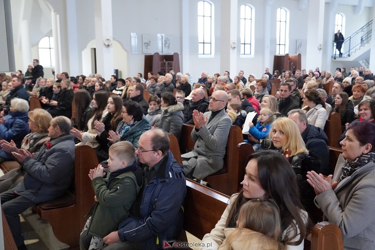 Koncert Ostrołęckiego Chóru Kameralnego W ubogiej stajence w kościele św. Franciszka z Asyżu [29.12.2024] - zdjęcie #17 - eOstroleka.pl