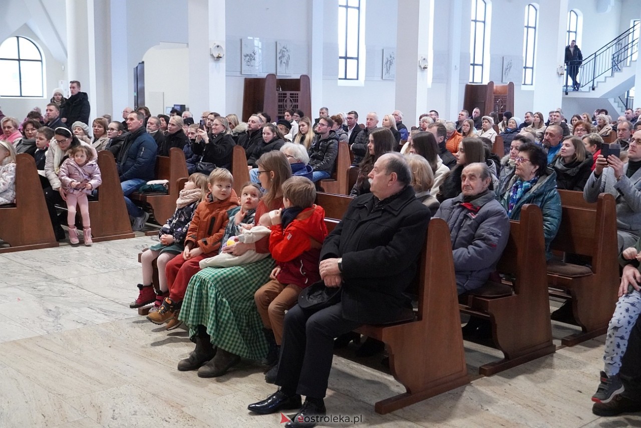 Koncert Ostrołęckiego Chóru Kameralnego W ubogiej stajence w kościele św. Franciszka z Asyżu [29.12.2024] - zdjęcie #15 - eOstroleka.pl