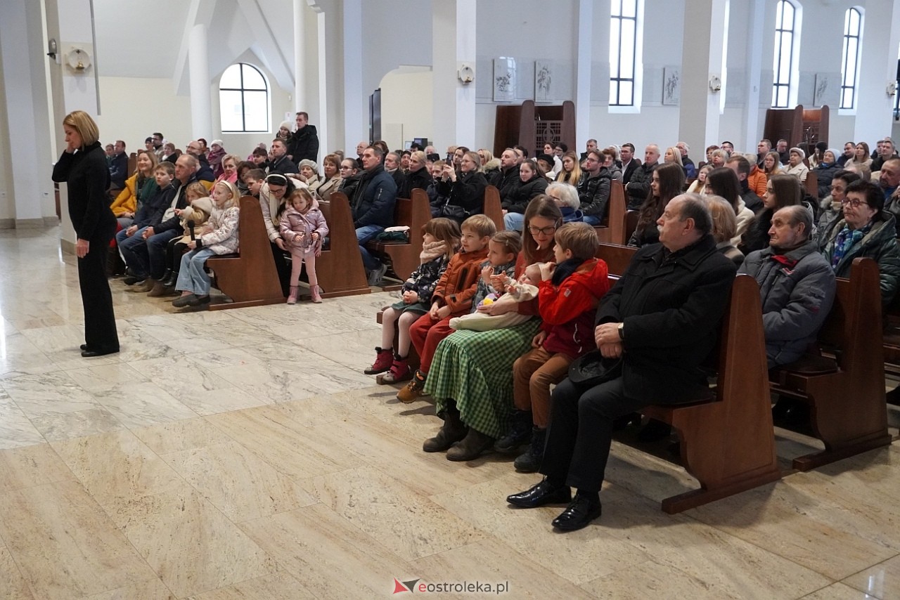 Koncert Ostrołęckiego Chóru Kameralnego W ubogiej stajence w kościele św. Franciszka z Asyżu [29.12.2024] - zdjęcie #14 - eOstroleka.pl