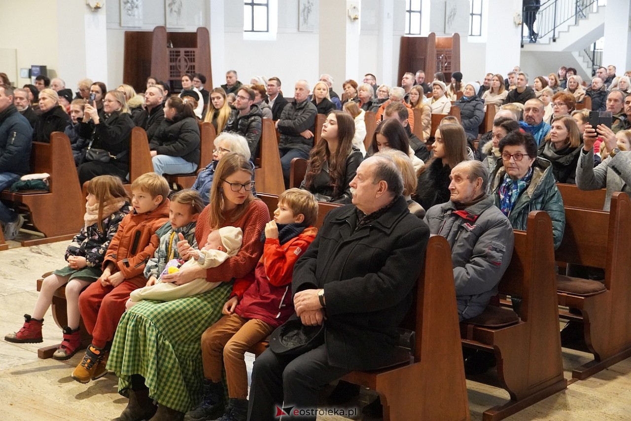 Koncert Ostrołęckiego Chóru Kameralnego W ubogiej stajence w kościele św. Franciszka z Asyżu [29.12.2024] - zdjęcie #13 - eOstroleka.pl