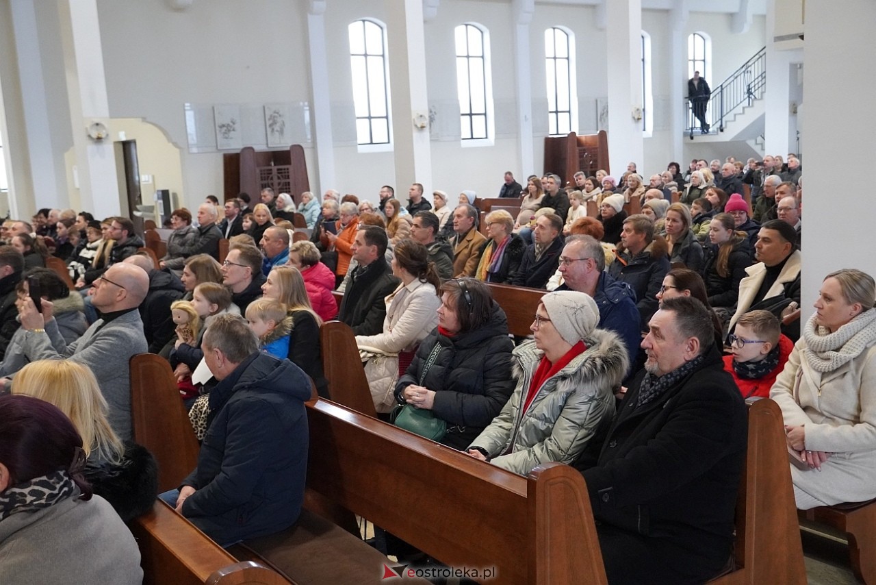 Koncert Ostrołęckiego Chóru Kameralnego W ubogiej stajence w kościele św. Franciszka z Asyżu [29.12.2024] - zdjęcie #12 - eOstroleka.pl