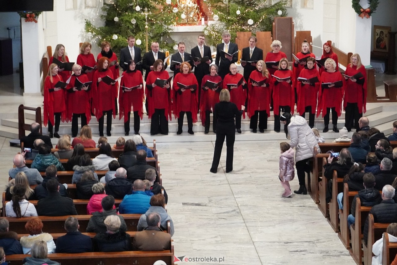 Koncert Ostrołęckiego Chóru Kameralnego W ubogiej stajence w kościele św. Franciszka z Asyżu [29.12.2024] - zdjęcie #9 - eOstroleka.pl