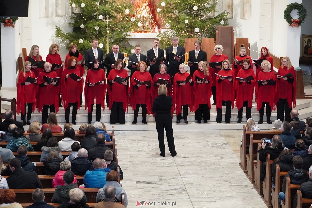Koncert Ostrołęckiego Chóru Kameralnego W ubogiej stajence w kościele św. Franciszka z Asyżu [29.12.2024] - zdjęcie #8 - eOstroleka.pl