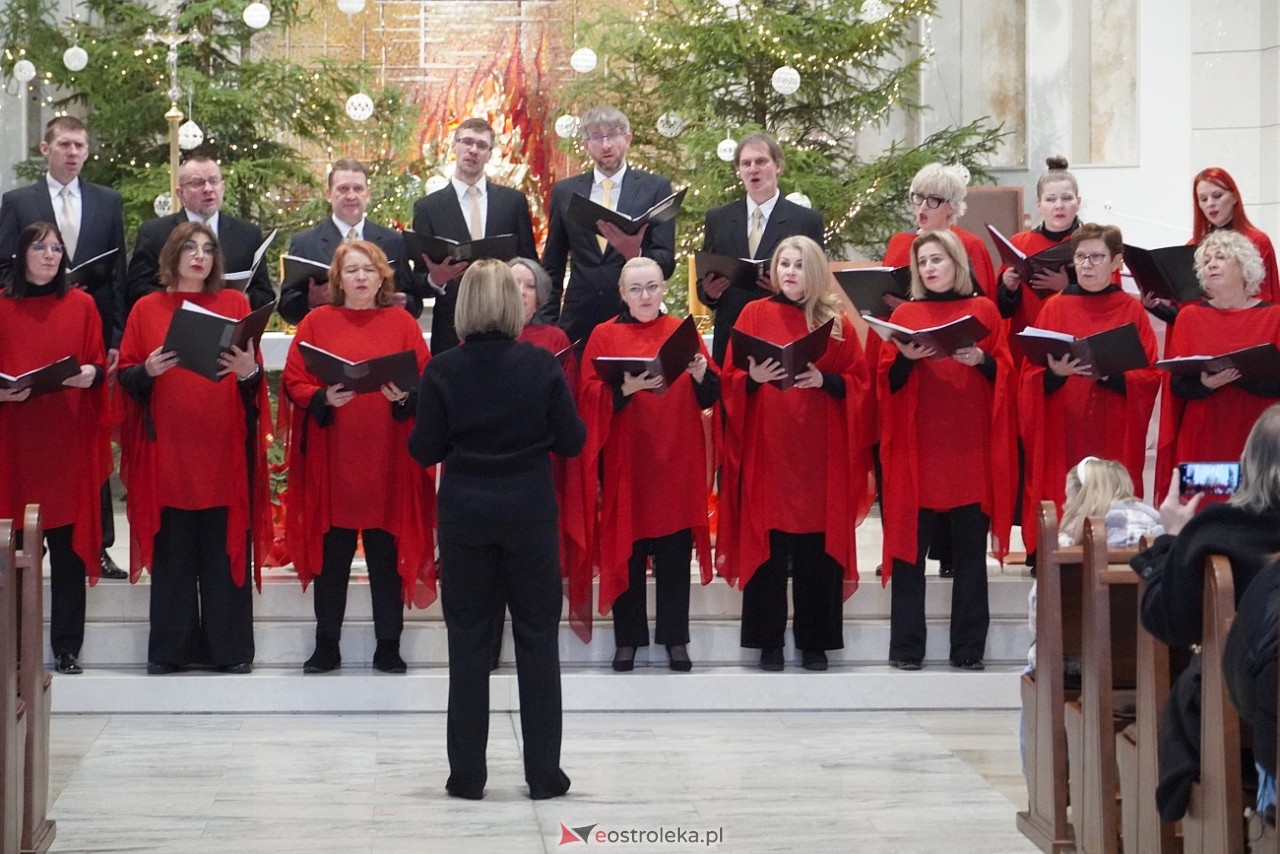 Koncert Ostrołęckiego Chóru Kameralnego W ubogiej stajence w kościele św. Franciszka z Asyżu [29.12.2024] - zdjęcie #7 - eOstroleka.pl