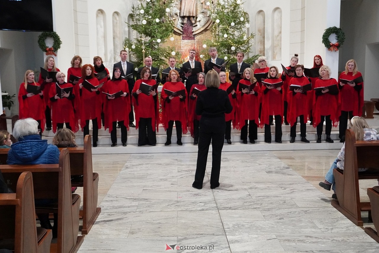 Koncert Ostrołęckiego Chóru Kameralnego W ubogiej stajence w kościele św. Franciszka z Asyżu [29.12.2024] - zdjęcie #6 - eOstroleka.pl