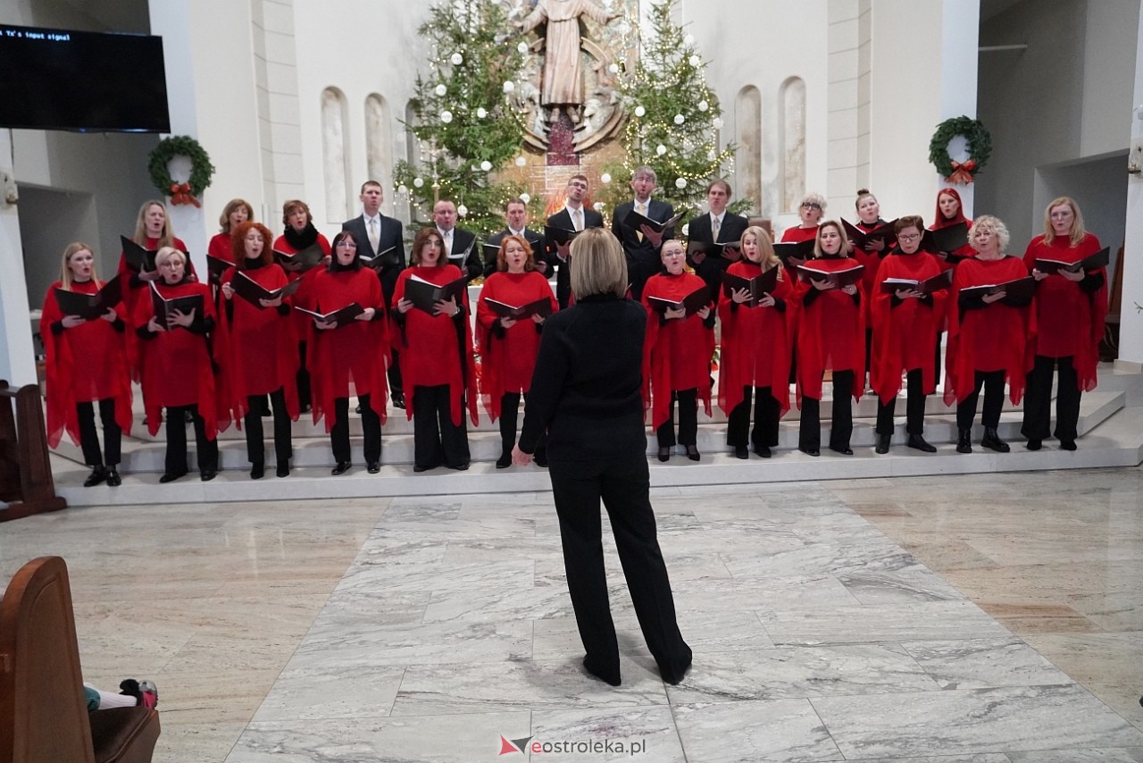 Koncert Ostrołęckiego Chóru Kameralnego W ubogiej stajence w kościele św. Franciszka z Asyżu [29.12.2024] - zdjęcie #5 - eOstroleka.pl