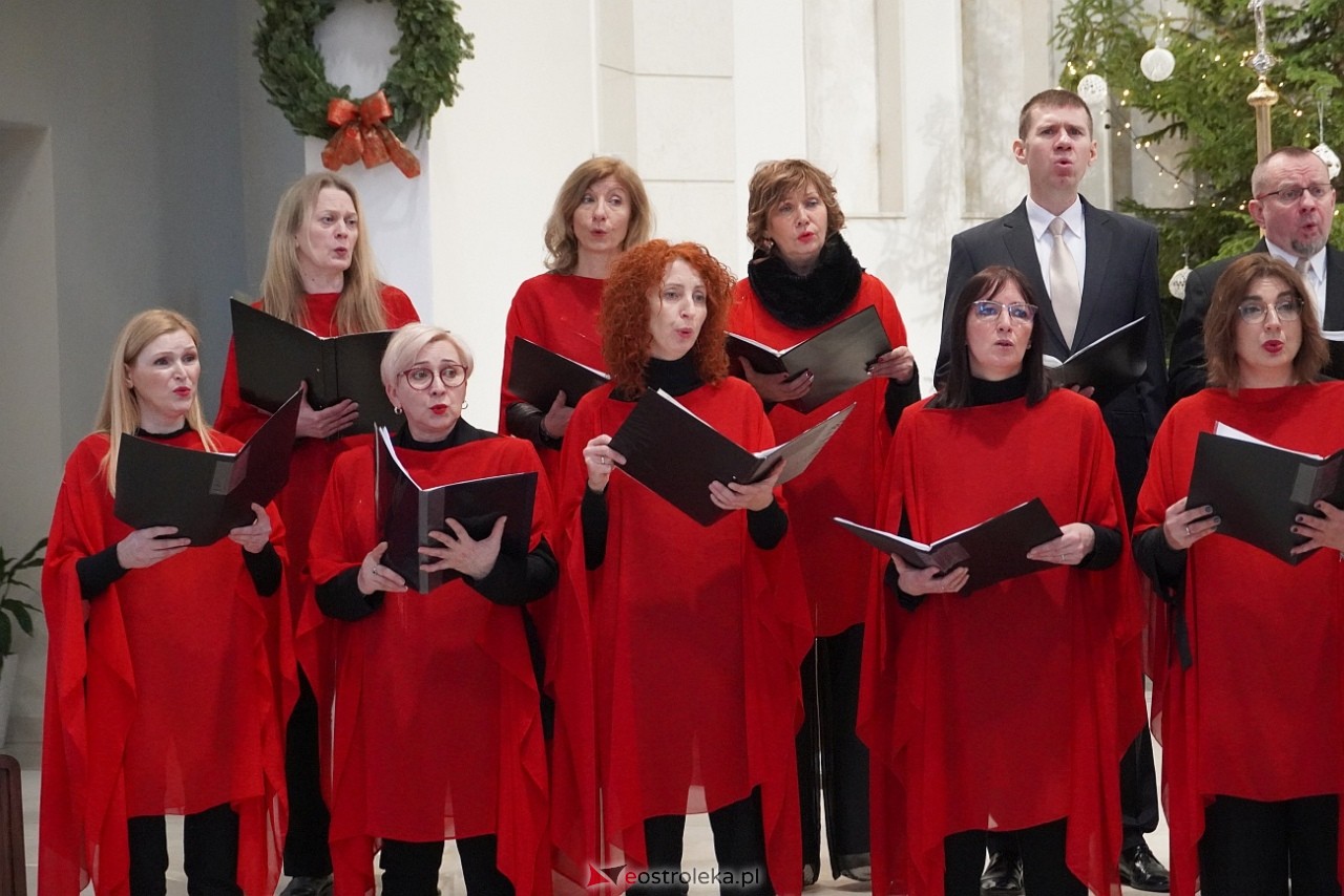 Koncert Ostrołęckiego Chóru Kameralnego W ubogiej stajence w kościele św. Franciszka z Asyżu [29.12.2024] - zdjęcie #4 - eOstroleka.pl