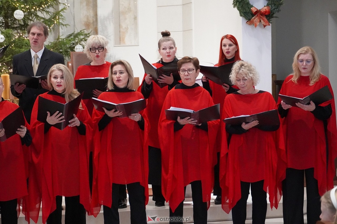 Koncert Ostrołęckiego Chóru Kameralnego W ubogiej stajence w kościele św. Franciszka z Asyżu [29.12.2024] - zdjęcie #3 - eOstroleka.pl