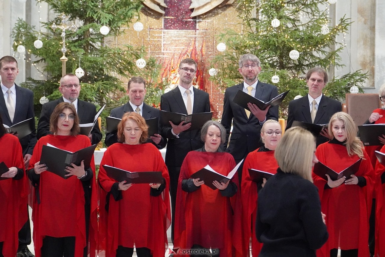 Koncert Ostrołęckiego Chóru Kameralnego W ubogiej stajence w kościele św. Franciszka z Asyżu [29.12.2024] - zdjęcie #2 - eOstroleka.pl