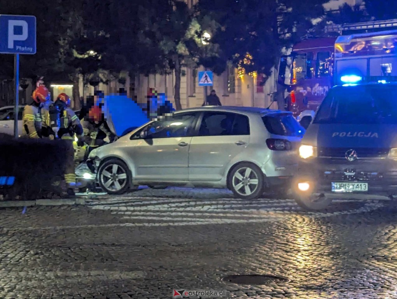 Pożar samochodu na Placu Bema [31.12.2024] - zdjęcie #6 - eOstroleka.pl