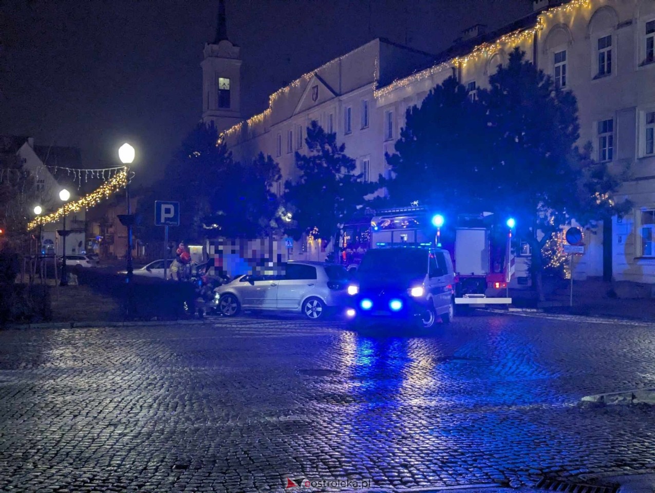 Pożar samochodu na Placu Bema [31.12.2024] - zdjęcie #5 - eOstroleka.pl