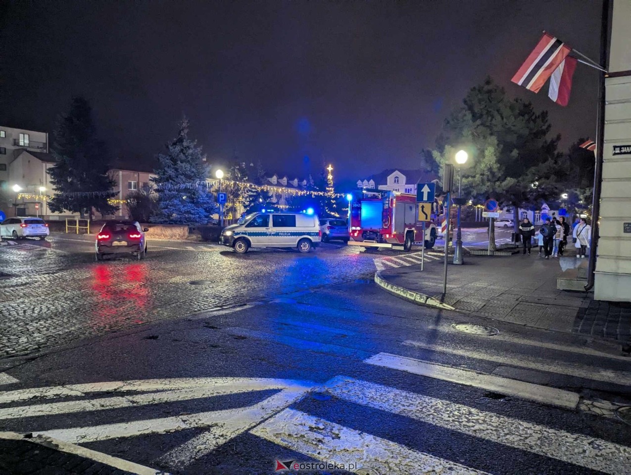 Pożar samochodu na Placu Bema [31.12.2024] - zdjęcie #3 - eOstroleka.pl