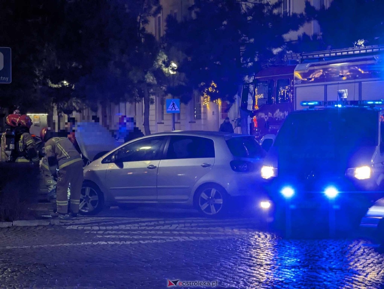 Pożar samochodu na Placu Bema [31.12.2024] - zdjęcie #2 - eOstroleka.pl
