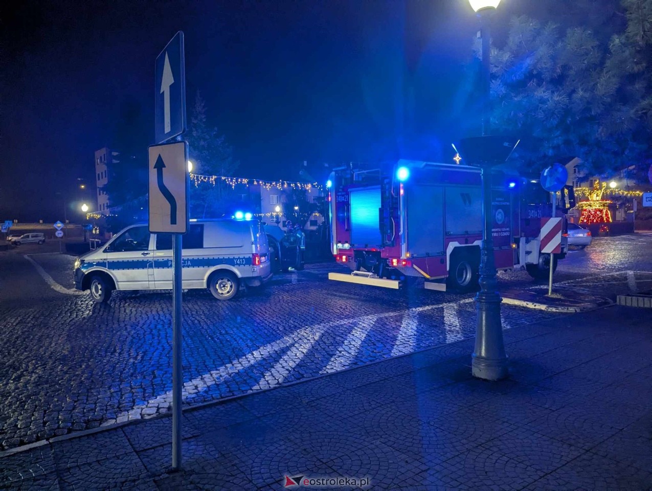 Pożar samochodu na Placu Bema [31.12.2024] - zdjęcie #1 - eOstroleka.pl