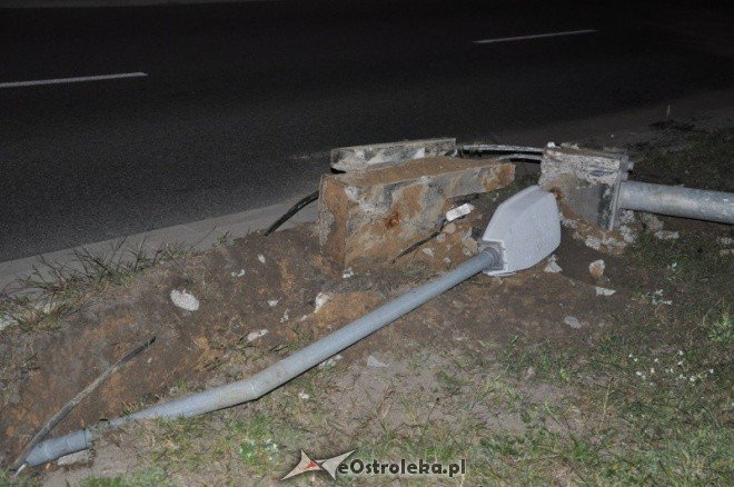 Uderzył w latarnię i uciekł (31.VIII.2011) - zdjęcie #11 - eOstroleka.pl