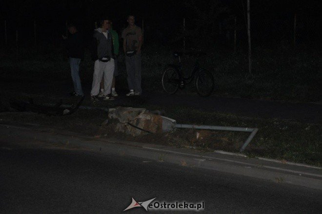 Uderzył w latarnię i uciekł (31.VIII.2011) - zdjęcie #8 - eOstroleka.pl