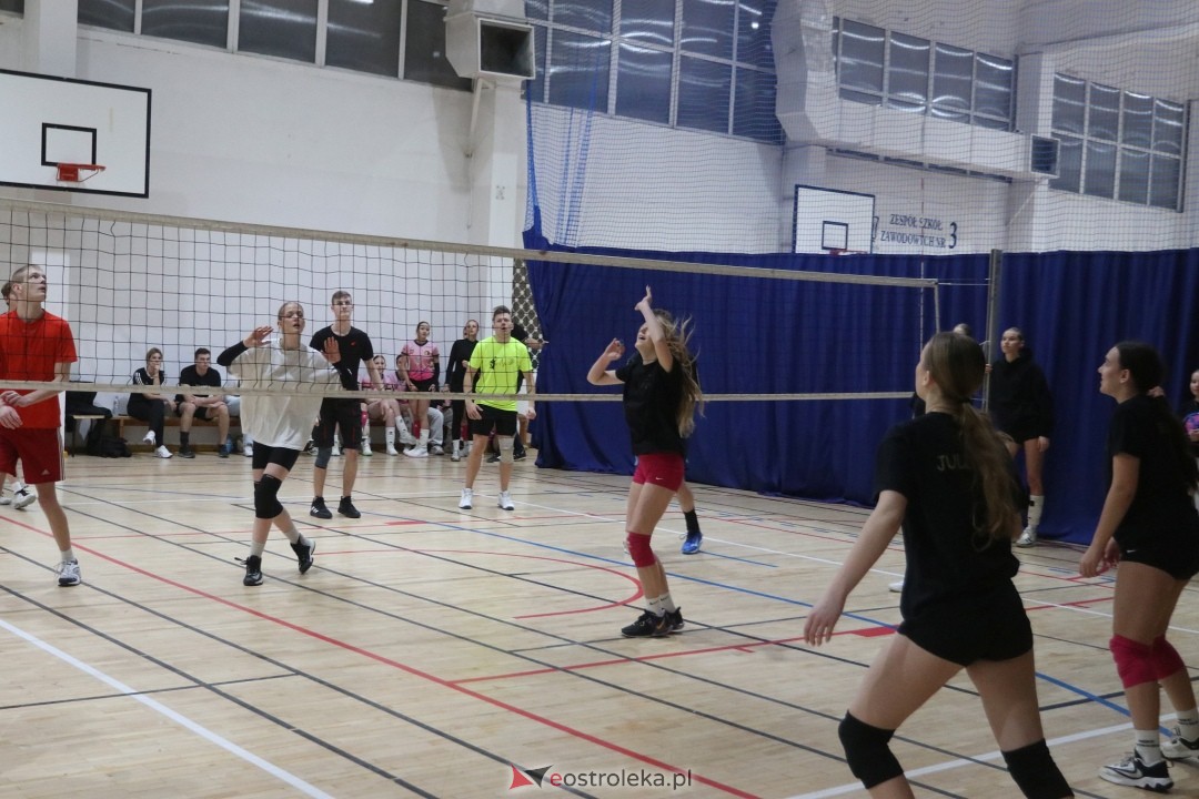 Charytatywny turniej siatkówki [03.01.2025] - zdjęcie #23 - eOstroleka.pl