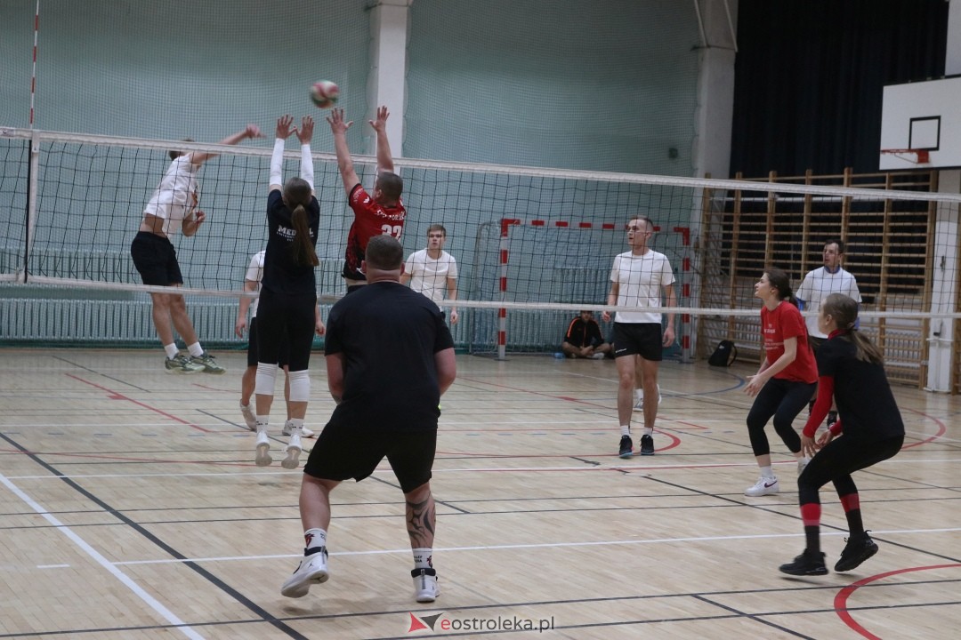 Charytatywny turniej siatkówki [03.01.2025] - zdjęcie #22 - eOstroleka.pl
