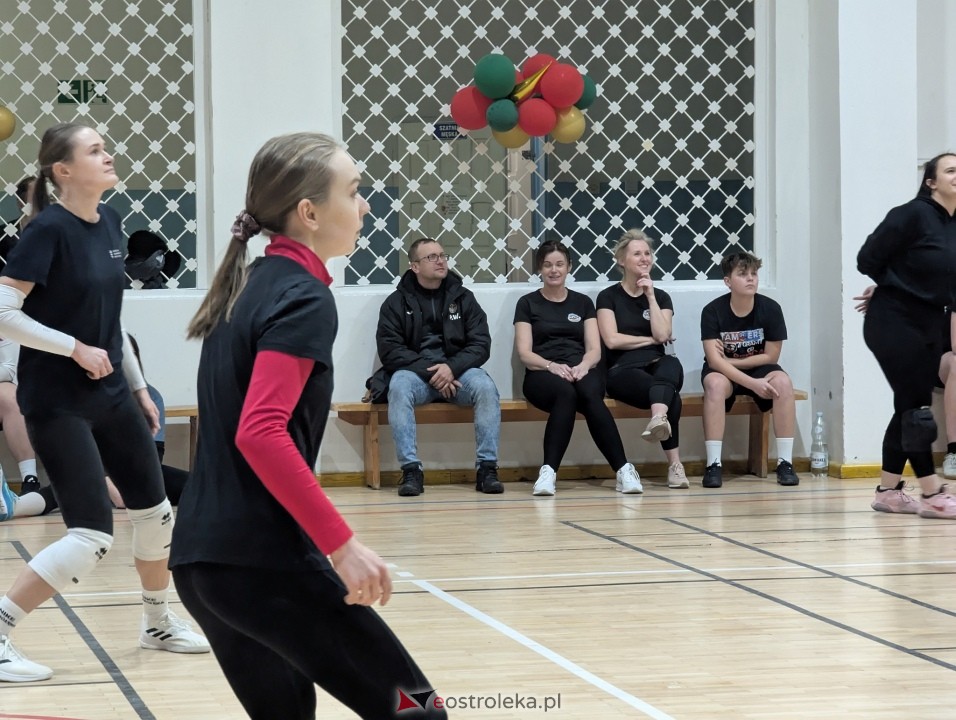 Charytatywny turniej siatkówki [03.01.2025] - zdjęcie #16 - eOstroleka.pl
